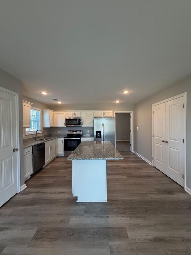 Building Photo - Single Family Home Made for You!