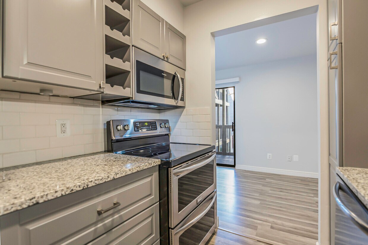 Foto principal - 30078 W 12 Mile Rd