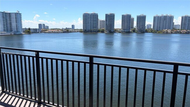 Foto del edificio - 17720 N Bay Rd