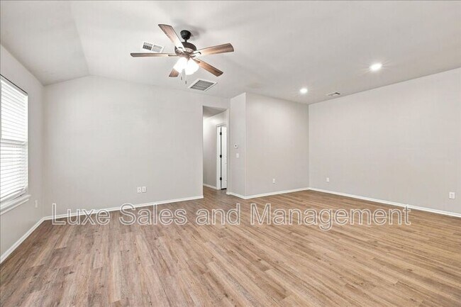 Foto del edificio - 404 Chalk Hill Ct