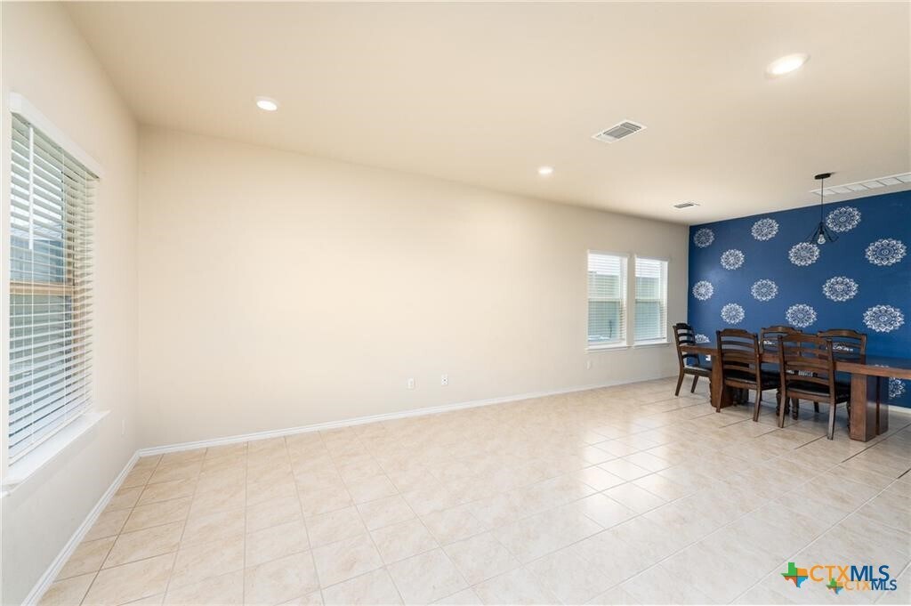 Foto principal - 5900 Amelia Earhart Blvd