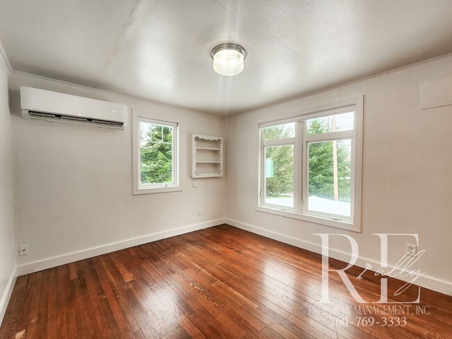 Foto del edificio - Charming 2-Bed Retreat with Hood Canal Vie...