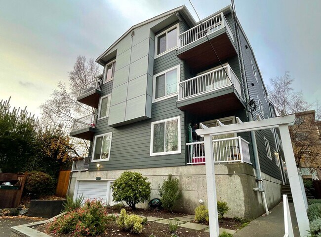 South-Facing Top Floor Condo in Ballard! - South-Facing Top Floor Condo in Ballard!