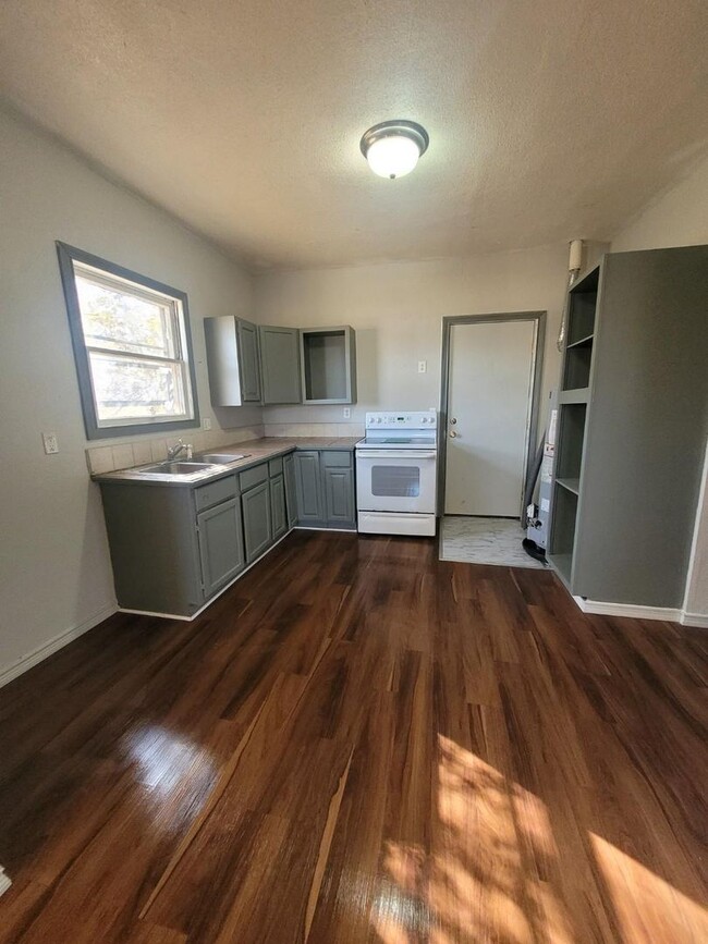 Building Photo - $649 - 1 bed 1 bath - Single Family Home