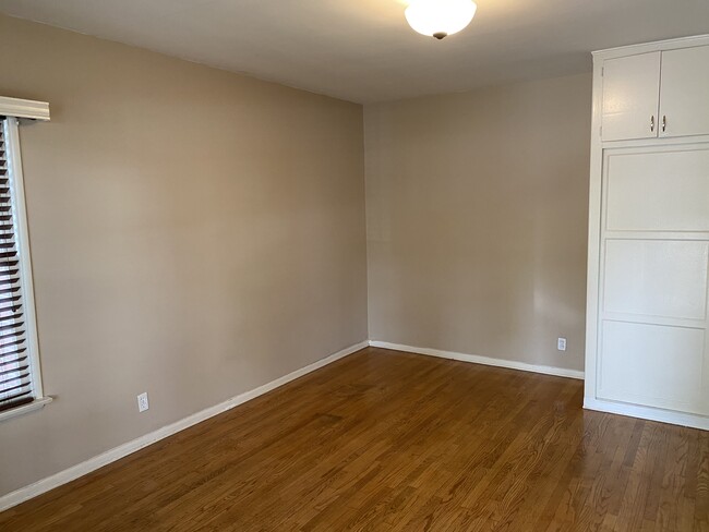 Building Photo - 181 S Marengo Ave