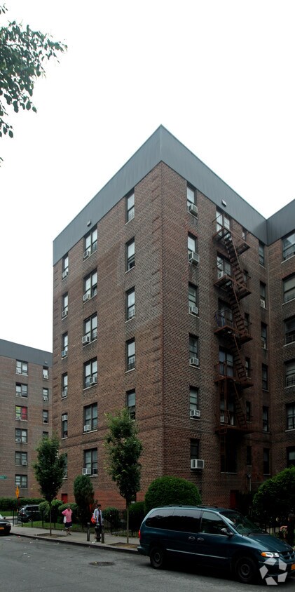 Foto del edificio - 89-25 Elmhurst Ave