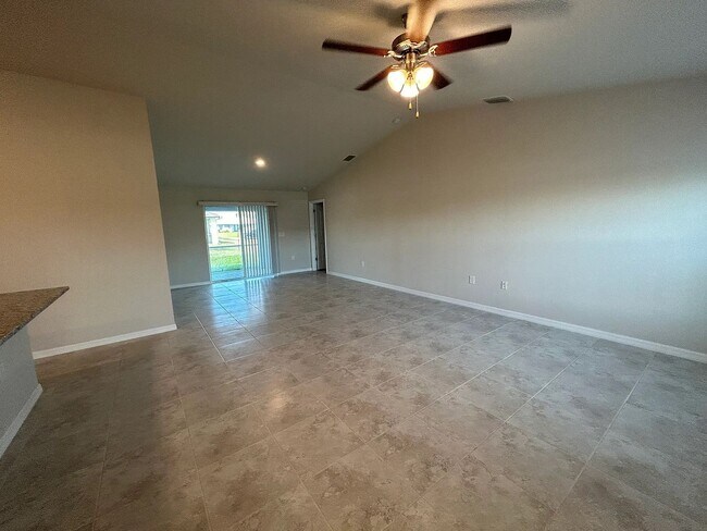 Foto del edificio - **COMING SOON** 4BED / 2BATH Available mid February!