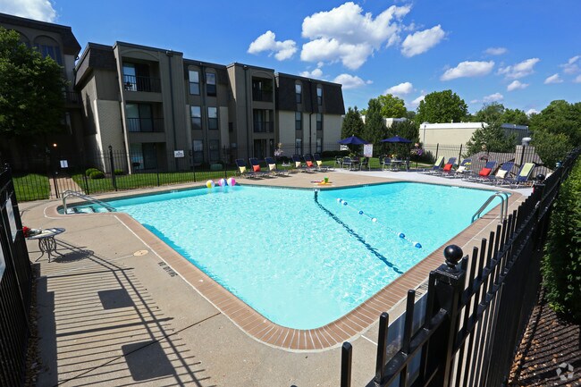 Piscina - Chesterfield Place Apartments
