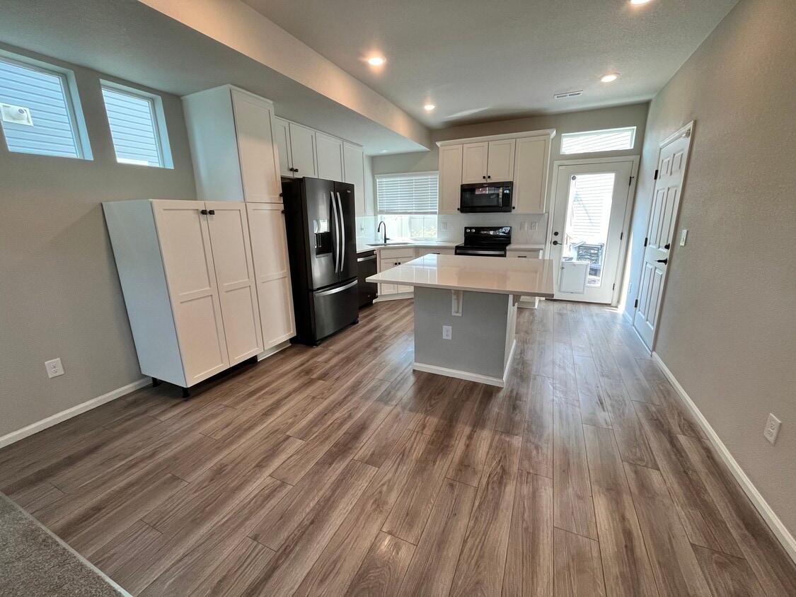 Kitchen - 4541 N Quemoy St