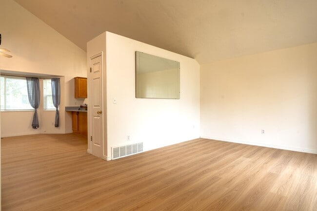 Building Photo - Beautiful Remodeled Home In Great Clinton Area
