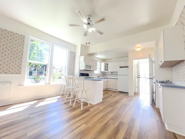 Building Photo - Spacious 2 bed with garage