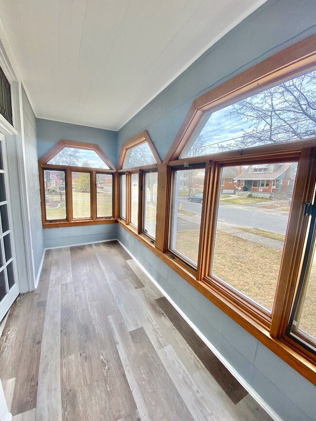 Building Photo - Homey Heartwell House with First Floor Mas...