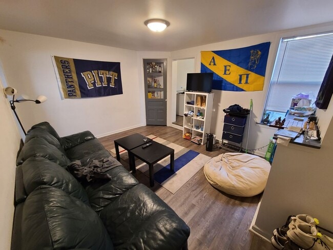 Foto del edificio - 4 bedroom South Oakland House!