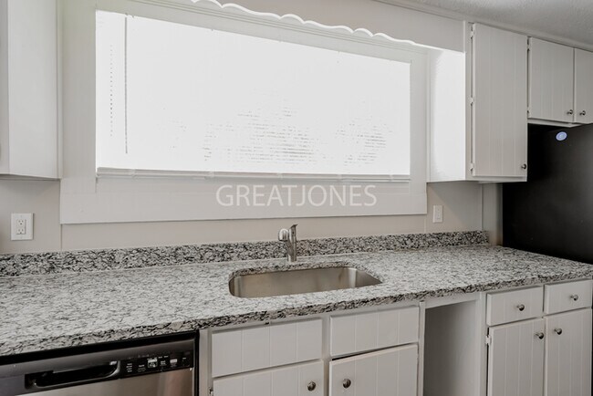 Building Photo - HOLIDAY SPECIAL! SIGN A LEASE BY NOVEMBER ...