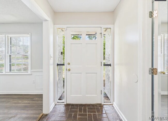 Foto del edificio - 3218 Riderwood Dr