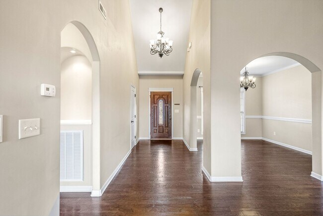 Building Photo - Large home in Farmington Subdivision