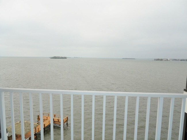 Building Photo - DUNEDIN CAUSEWAY WATERFRONT BEAUTY