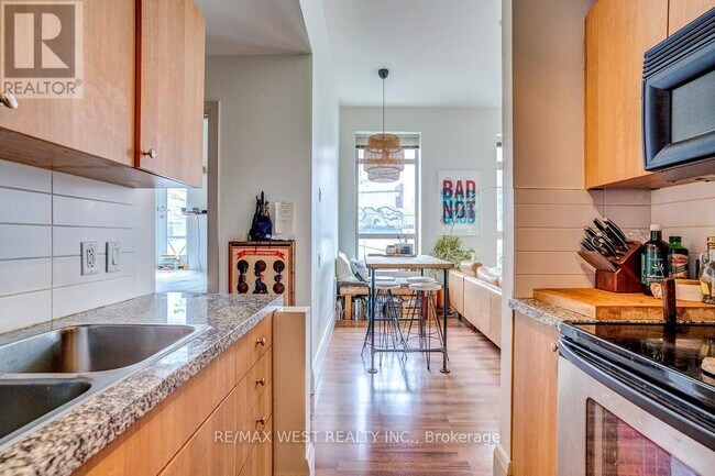 Building Photo - 108 Dovercourt Rd
