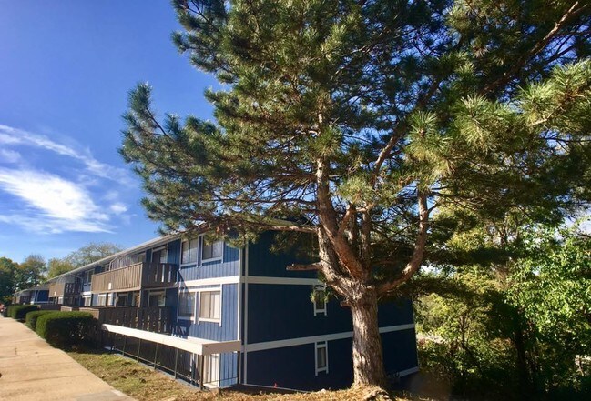 Building Photo - 527 N Skyline Dr