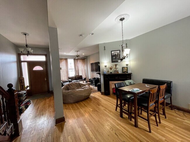 Foto del edificio - Huge 3 bed 2.5 bath - Southside flats, laundry, central air, private yard, off street parking