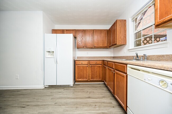Building Photo - Bright Stockbridge Home