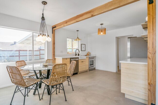 Foto del edificio - COMING SOON: 3-Bed, 2-Bath Desert-Modern B...