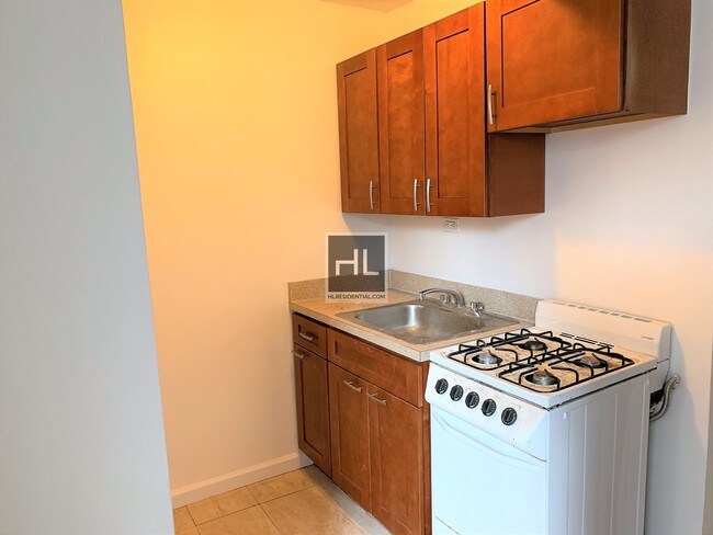 Foto del edificio - Spacious Studio Near The Subway