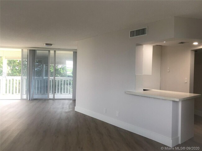 Foto del edificio - 6911 Environ Blvd