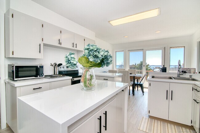 Foto del edificio - 782 Groton Long Point Rd