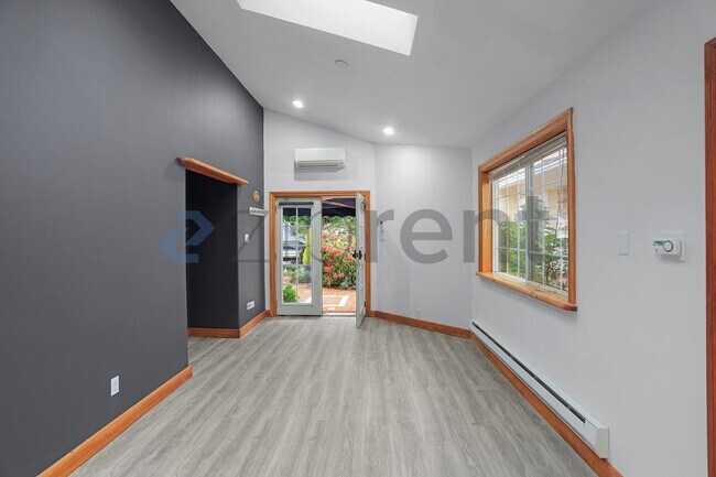 Building Photo - Unit