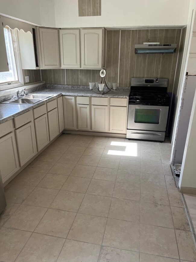 Building Photo - 2320 N Kenwood Ct