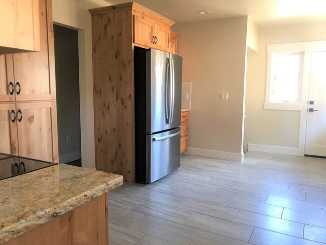 Foto del edificio - Beautiful Remodeled Home with Huge Bonus Space and Private Fenced Backyard!