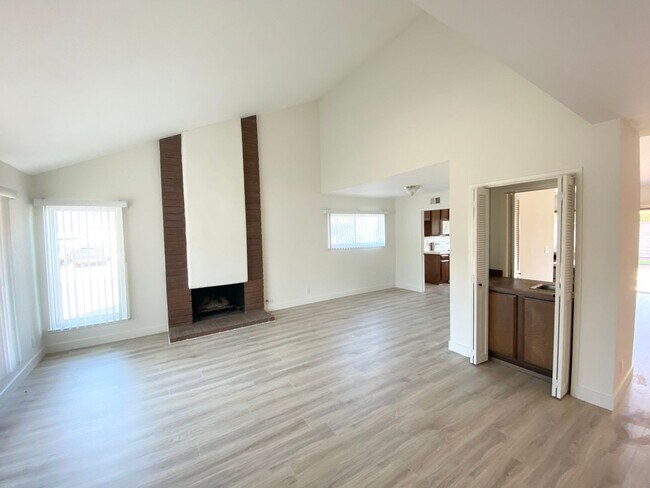 Foto del edificio - Amazing Pet friendly Anaheim home!