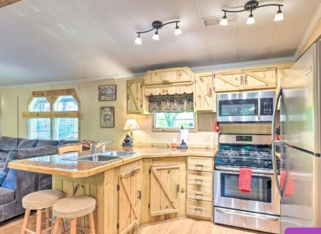 Building Photo - "Charming Lakefront 2-Bed, 2-Bath Furnishe...