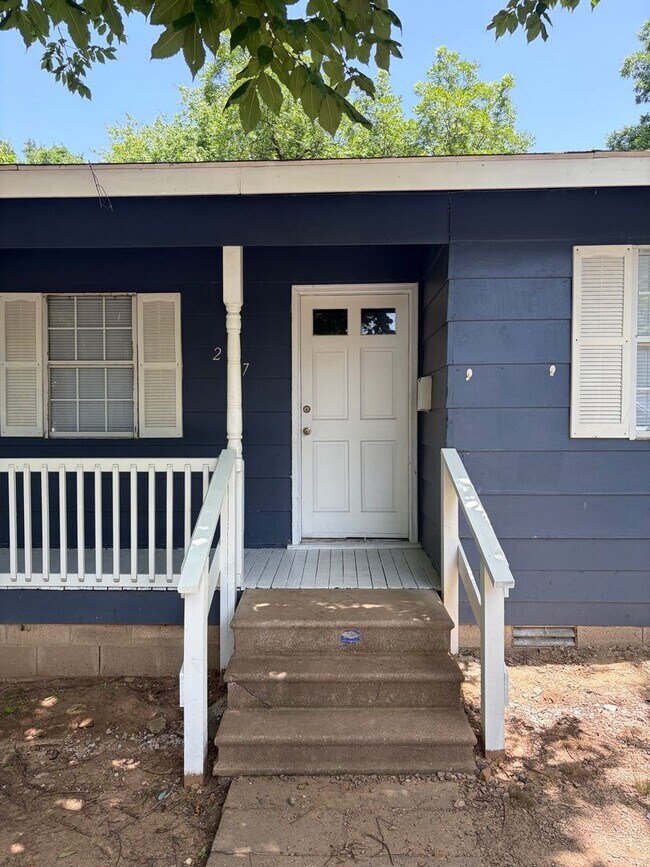 Foto del edificio - 3 bedroom and 1 bathroom house- $1000 move-in special