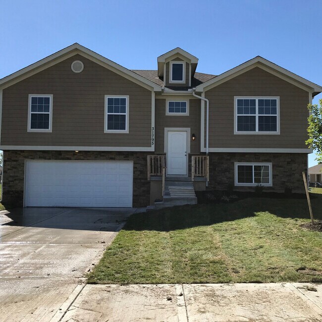 Building Photo - *Preleasing* Three Bedroom | Two Bath Rent...