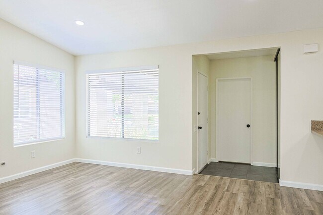 Building Photo - 2 Bedroom + Bonus Room in Escondido