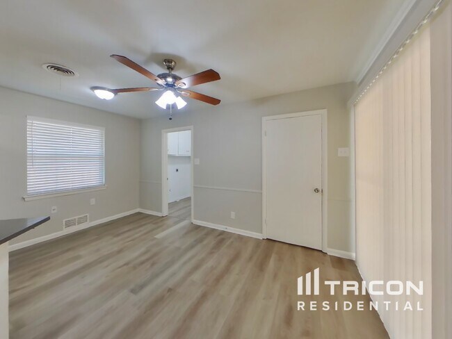 Foto del edificio - 3240 Springwood Ln