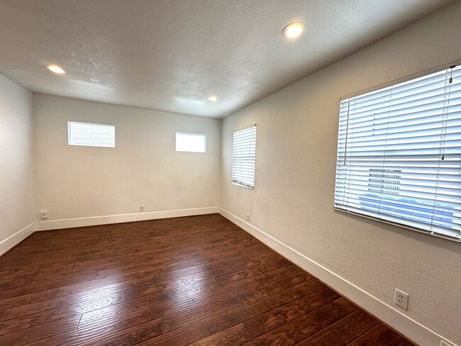 Building Photo - Hillcrest 1-Bedroom Duplex w/Parking and L...
