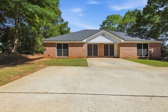 Building Photo - 1402 Catherine Dr