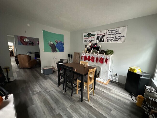 Foto del edificio - 5 Bedroom House Available Next to UC Campus