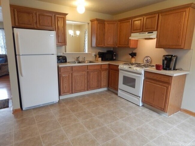 Building Photo - 3 Bedroom, 1.5 Single Family Home with Lau...