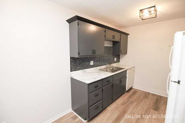 Building Photo - 308 S Lewis Ave