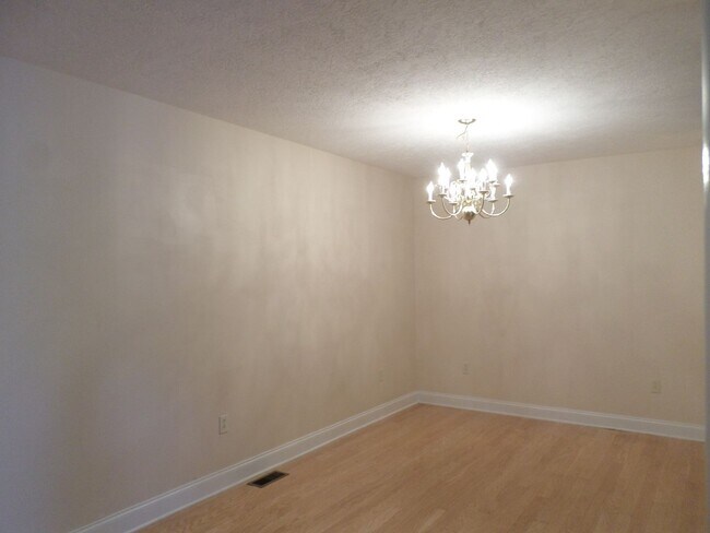 Foto del edificio - 4 bedroom 3 bath Townhouse