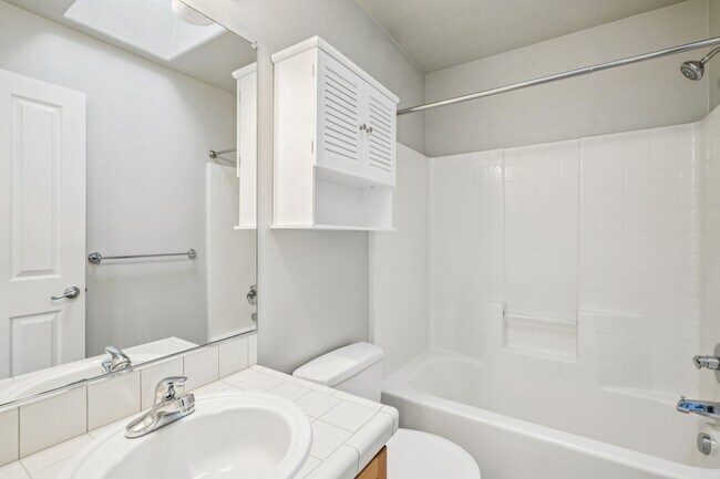 Building Photo - Wonderful and Cozy 2-Bedroom Condo in Excellent Hillsboro Location!