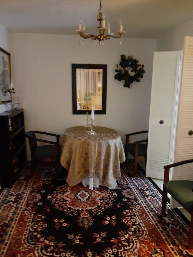 Dining - 500 Laurier Av W
