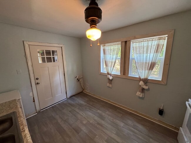 Building Photo - 2 Bedroom House