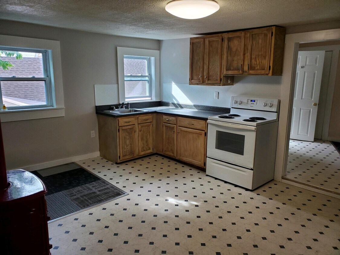 12 Briggs St Unit 4, Claremont, NH 03743 Room for Rent in Claremont