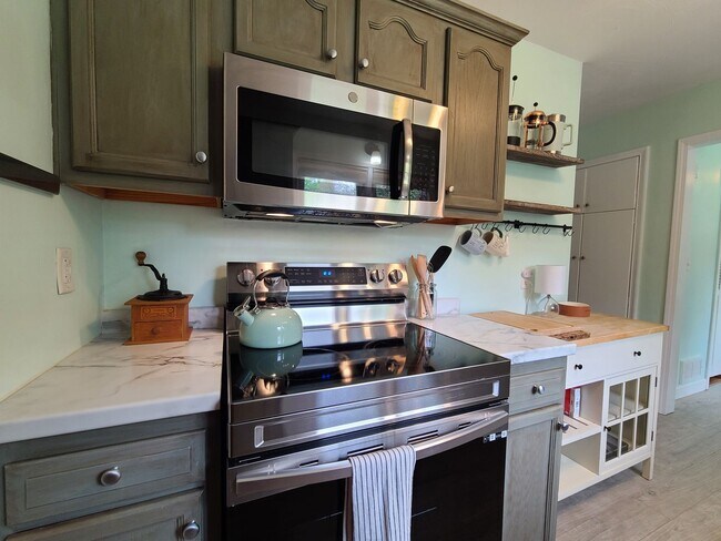 Building Photo - Partially Furnished 3-Bedroom Home with Fe...