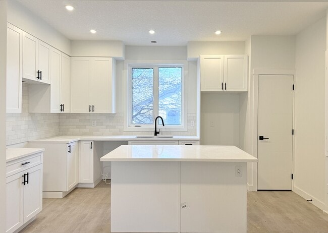 Building Photo - 12920 156 St NW